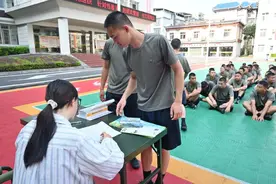 正式入伍前 融水新兵接受毒检图片
