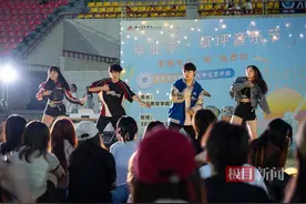 燃！湖北商贸学院草坪音乐节开唱，两校区万人同唱一首歌图片