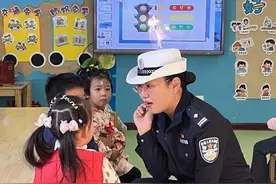 “幼”见交警  安全“童”行图片