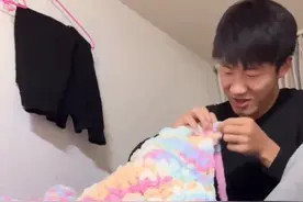 超甜！男生在宿舍给女友织毛毯 舍友：两人已恋爱六七年图片