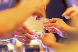 小心喝酒后出现“2黄4痛”，每18个癌症就有一个是喝出来的！图片