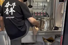 蜜雪冰城员工在水池洗脚，被监管部门约谈！涉事门店关门消杀图片