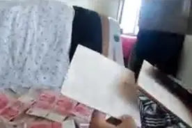 老人取4万元看病，翻出发现竟变假币：仅第1张和最后1张是真的图片