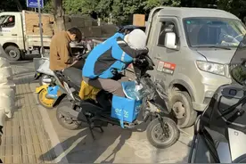 外卖骑手午休时将脚放进保温箱？平台回应图片