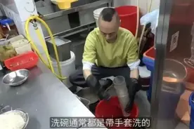 52岁TVB演员当服务员:过好自己，学习新技能图片