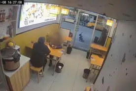 老人出门吃饭忘拿走包，民警找上门才发现……图片