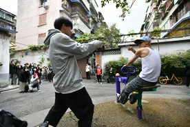 “成都迪士尼”走红：有围观者说看到了“网络狂欢的具象化”图片
