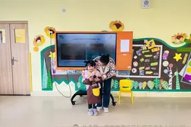 灞桥区狄寨街道中心幼儿园举办向日葵绘画社团活动图片