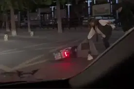 扶不扶？淄博一女子深夜路边摔伤图片