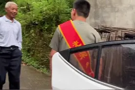 小伙参军入伍家人挥泪送别图片
