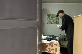 男子蜗居8平米地下室23年研究《红楼梦》：生活虽清贫但有意义视频封面