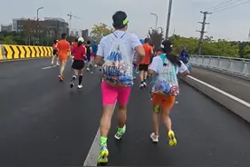 苏州马拉松一男一女将给选手的免费零食打包“负重”奔跑？主办方回应图片