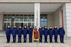 家属送锦旗致谢：消防员、群众搭起60米“生命浮桥” 从泥潭救出7旬老人图片