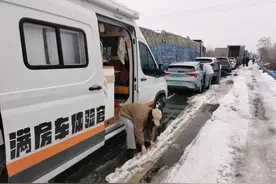 被风雪围困的归乡人：只要能回家过年，晚一点没关系图片