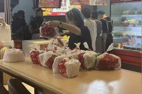 不是高温就是暴雨，盛夏送外卖太辛苦！骑手：迟到、错拿得到理解很感动，最怕外卖被偷……图片