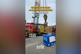 高手！师傅驾驶吊车开瓶盖 操作手远程控制挖掘机敲键盘……图片