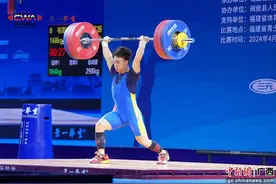 广西上思兄弟俩在全国举重锦标赛中摘金夺银图片