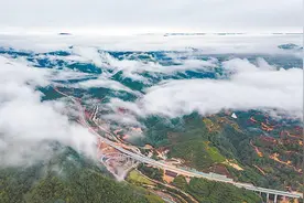 政和—永定高速公路德化段宛如一条银色巨龙穿山越岭图片