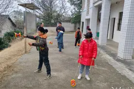 水洞底镇锣坪学校：小小空竹“抖”动大课间图片
