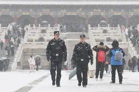 应对降雪方便游客故宫执勤警力前置  派出所在午门神武门常设便民服务点图片
