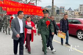 敲锣打鼓送喜报！青塘镇现役军人张名星荣获三级表彰图片
