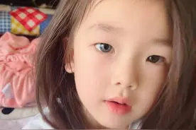 江西7岁女孩天生异瞳 眼睛一只蓝色一只棕色 医生：遗传基因导致 对视力没影响图片