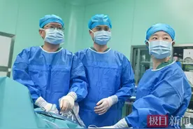 女子乳腺癌术后发现肝转移，医生从肚脐开孔“无痕”摘除肝脏肿瘤图片
