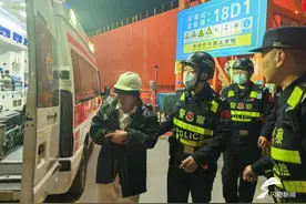 船员深夜突发心脏病 边检机关开通“紧急通道”迅速救援图片