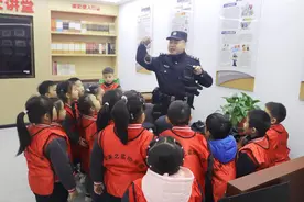 湖北保康：萌娃进警营，体验“摸得着”的安全感图片