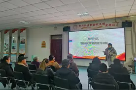 柳行社区积极宣传“银龄安康工程”图片
