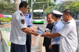 用礼让守护安全！警民联手开展“平安畅行”主题宣传图片