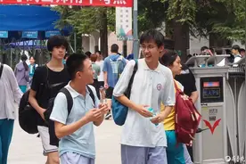 济南中考结束，考生们欢天喜地出场图片