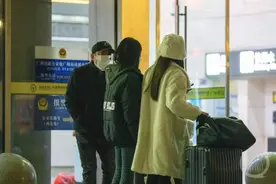 广州南站带客闯卡“黄牛”已被抓获，铁路警方将持续打击“代购车票”“带客进站”图片