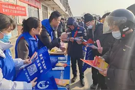 青岛胶州市司法局：法治宣传走进招聘会图片