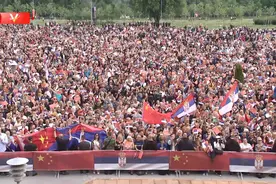 独家视频丨震撼场面！上万名塞尔维亚群众走上街头 热烈欢迎习近平主席到访图片