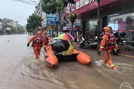 珠三角多地突发大暴雨，广东消防彻夜救援疏散超三千人图片