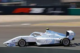 F1中国大奖赛开赛 汉密尔顿破纪录夺得冲刺赛杆位图片