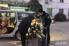 鄱阳一名87岁老人不慎摔伤，民警及时救助图片
