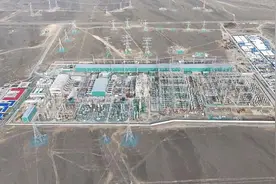 巴里坤换流站首台换流变压器一次设备安装完毕图片
