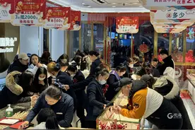 “生肖龙”金饰和金条成为热卖爆款！临近春节，青岛黄金市场消费持续火热图片
