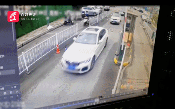 跟车过杆遭“当头一棒”！挡风玻璃出现裂痕，女车主讨说法：物业反要我赔钱图片