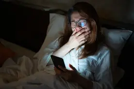 长期在睡前玩手机的人，不妨做好这几点！图片