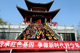 红土地上缅先烈 蔡甸“五校联盟”师生清明祭扫图片