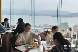 时代的眼泪！一家说再见，一家超火爆，杭州旋转餐厅的情怀还卖得动吗图片