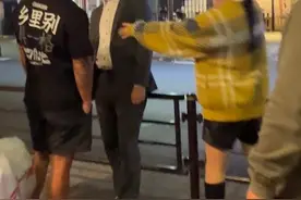 日本街头男子偷拍美女，长沙满哥当场“行侠仗义”！他T恤上的方言亮了图片