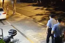 深夜，民警巡逻途中突然拦住两人！接下来这一幕......太暖心！图片