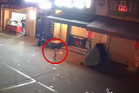 凌晨3点浙江街头，2岁女孩光着身子蹲地大哭！下一幕冲上热搜图片