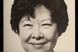 费翔发文悼念母亲，称一辈子都没看过她哭！母子常一起看春晚图片