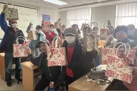 【我们的节日·清明】市北区合肥路街道河马石社区开展“我们的中国梦 文化进万家”系列活动——“巧手把包绘 寻春忆清明”手工制作主题活动图片