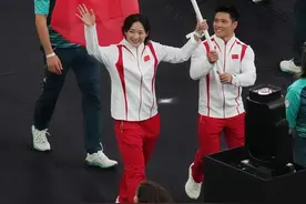 62岁汤姆·克鲁斯从天而降，还有金色美猴王？网友：闭幕式太抽象了……图片